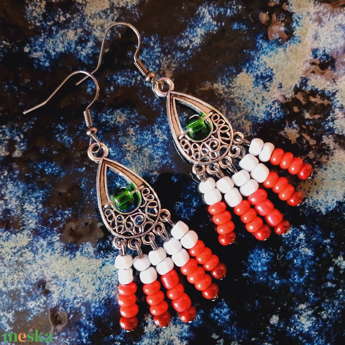 Kokárda fülbevaló, nemzetiszínű bohém ékszer március 15-re - ékszer - fülbevaló - lógó fülbevaló - Meska.hu