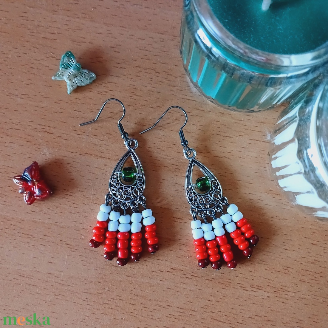 Kokárda fülbevaló, nemzetiszínű bohém ékszer március 15-re - ékszer - fülbevaló - lógó fülbevaló - Meska.hu