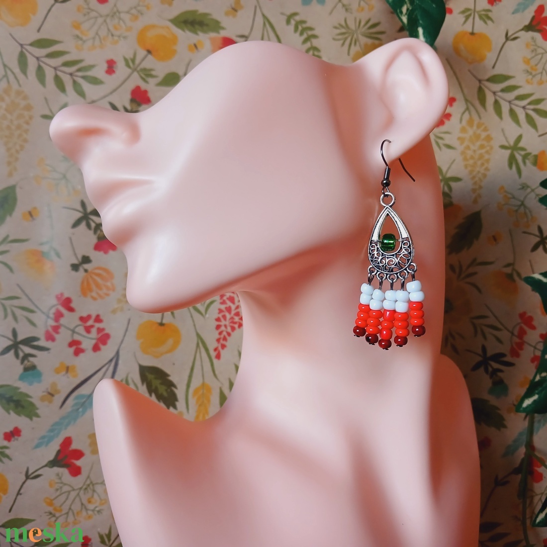 Kokárda fülbevaló, nemzetiszínű bohém ékszer március 15-re - ékszer - fülbevaló - lógó fülbevaló - Meska.hu