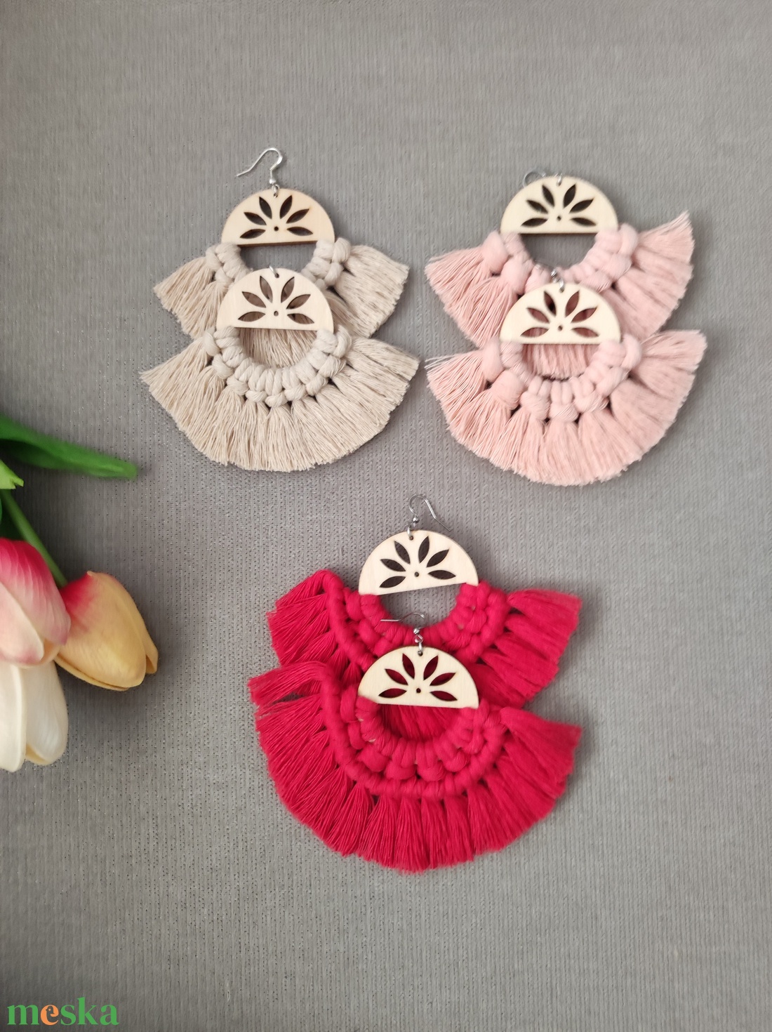 Virágos alapon  nagy makramé fülbevaló - ékszer - fülbevaló - lógó fülbevaló - Meska.hu