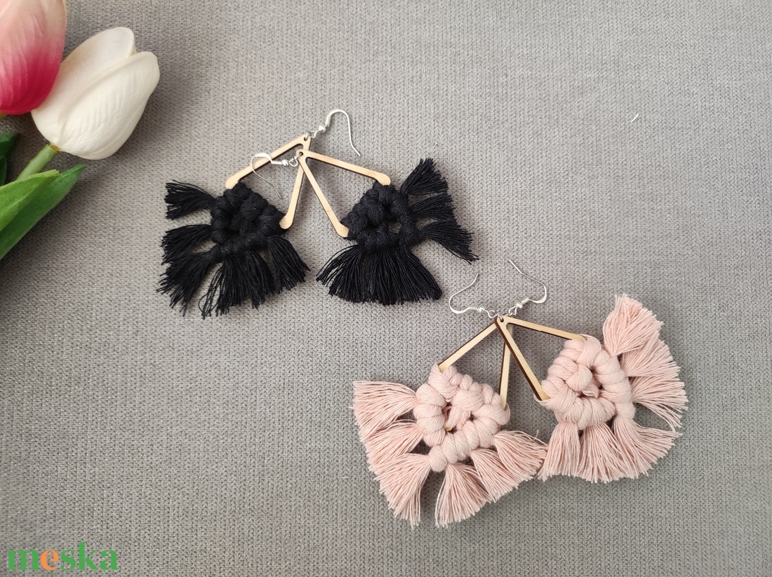 Háromszög csómós makramé fülbevaló - ékszer - fülbevaló - lógó fülbevaló - Meska.hu