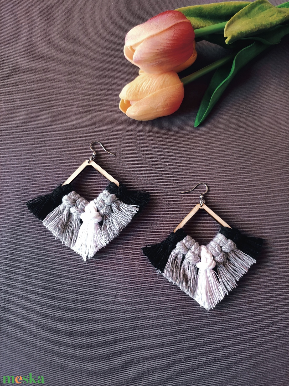 Kocka alakú makramé fülbevaló több színben - ékszer - fülbevaló - lógó fülbevaló - Meska.hu