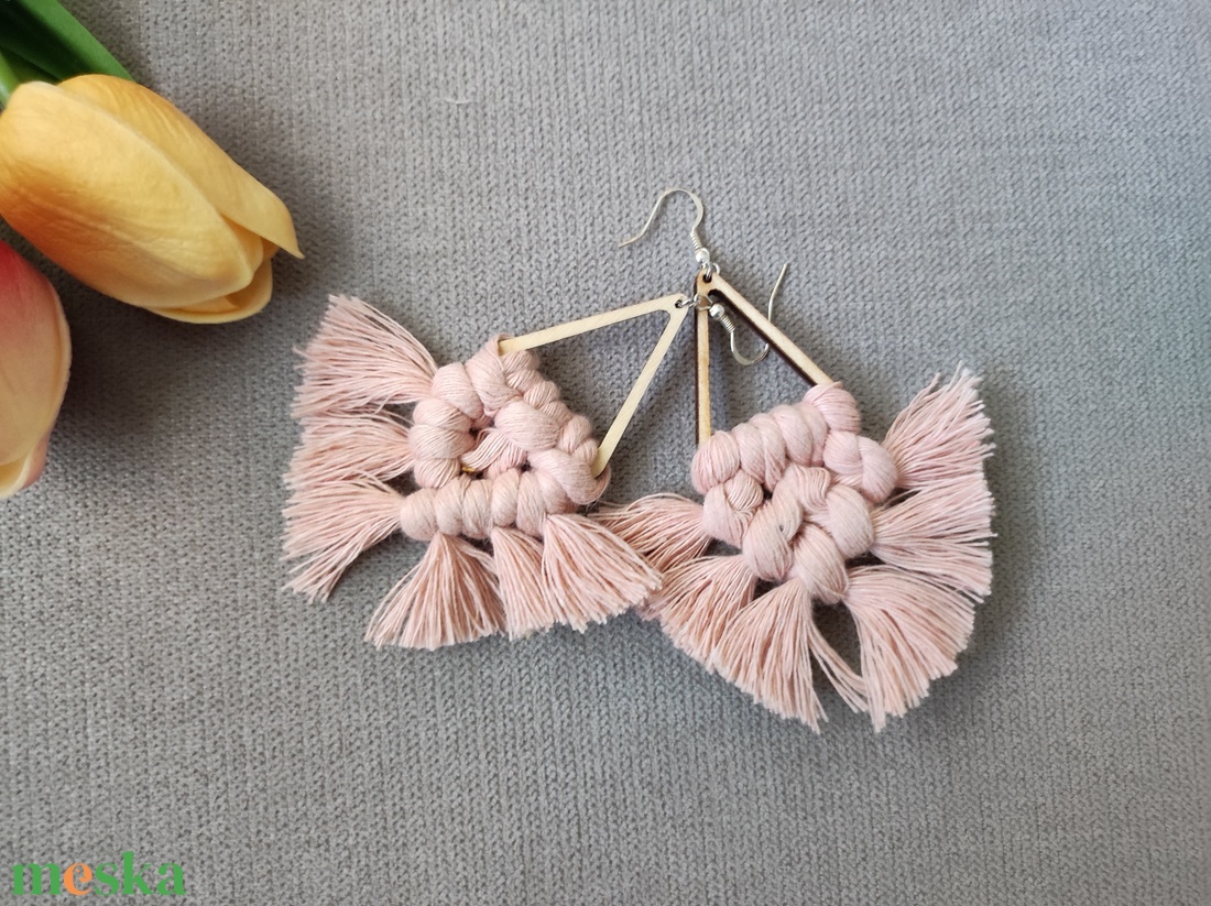 Háromszög csómós makramé fülbevaló - ékszer - fülbevaló - lógó fülbevaló - Meska.hu
