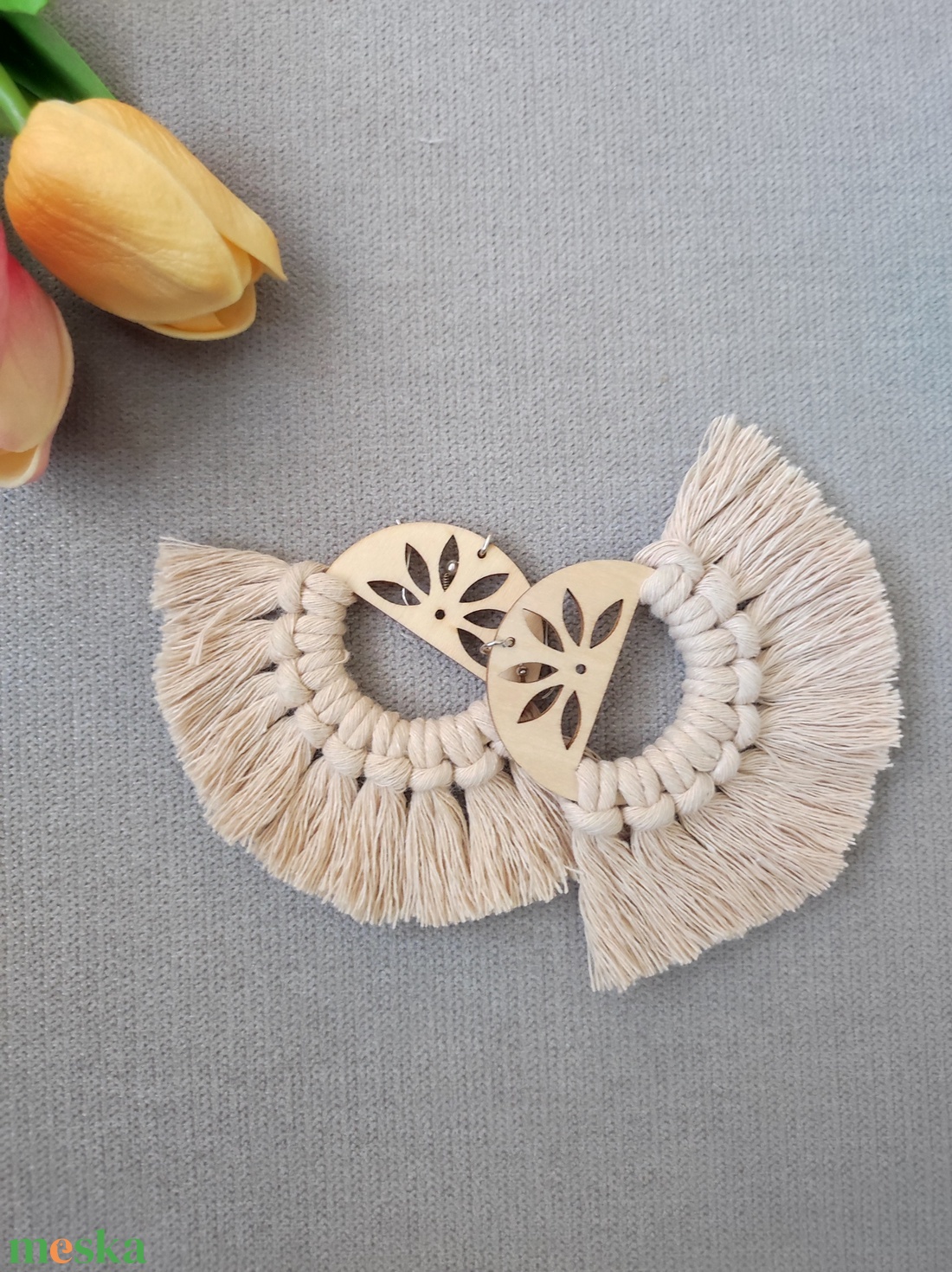 Virágos alapon  nagy makramé fülbevaló - ékszer - fülbevaló - lógó fülbevaló - Meska.hu