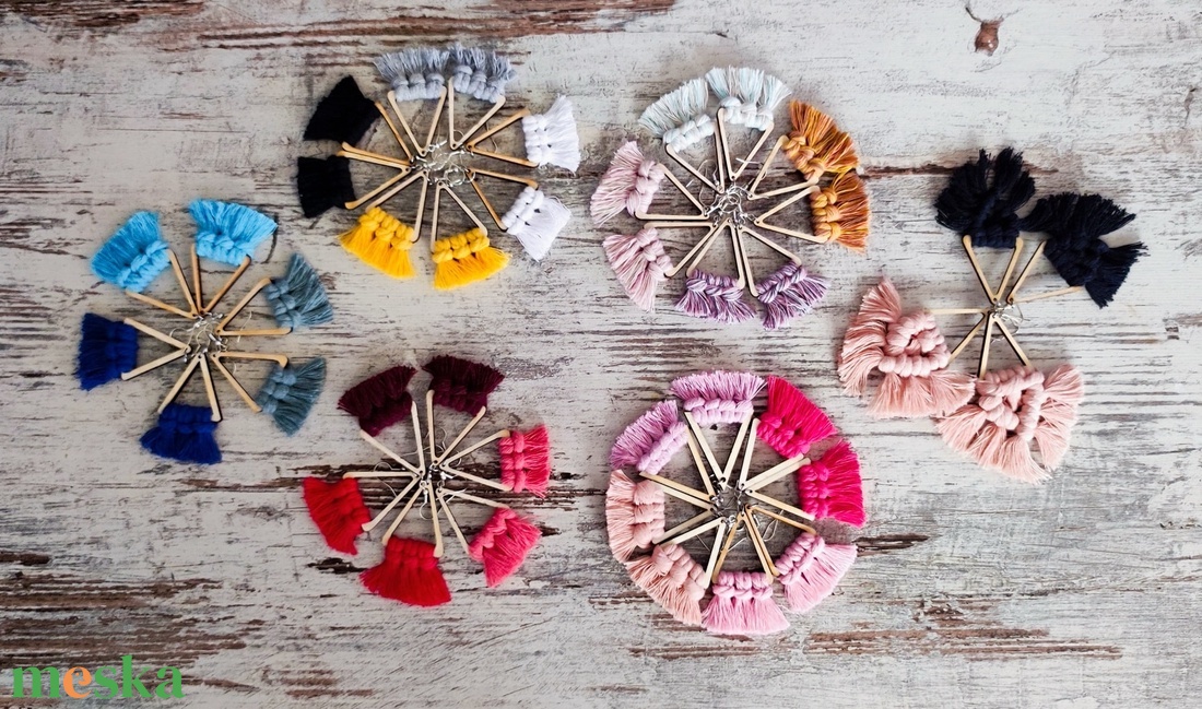 Kicsi háromszög makramé fülbevaló - ékszer - fülbevaló - lógó fülbevaló - Meska.hu