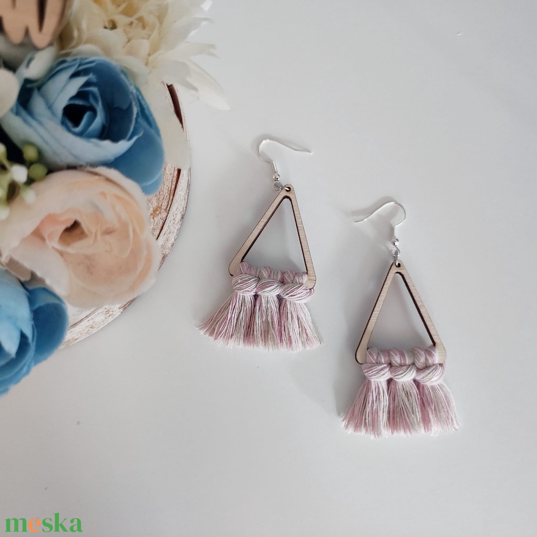Kicsi háromszög makramé fülbevaló - ékszer - fülbevaló - lógó fülbevaló - Meska.hu