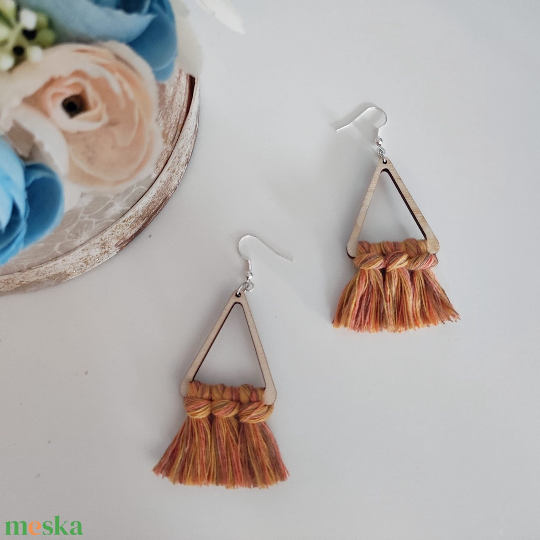 Kicsi háromszög makramé fülbevaló - ékszer - fülbevaló - lógó fülbevaló - Meska.hu