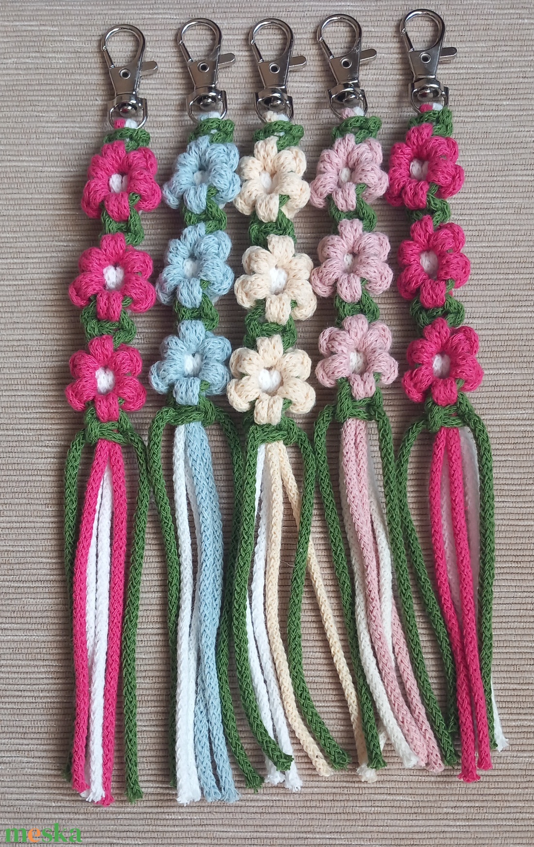 Makramé virágos kulcstartó, táskadísz - táska & tok - kulcstartó & táskadísz - táskadísz - Meska.hu