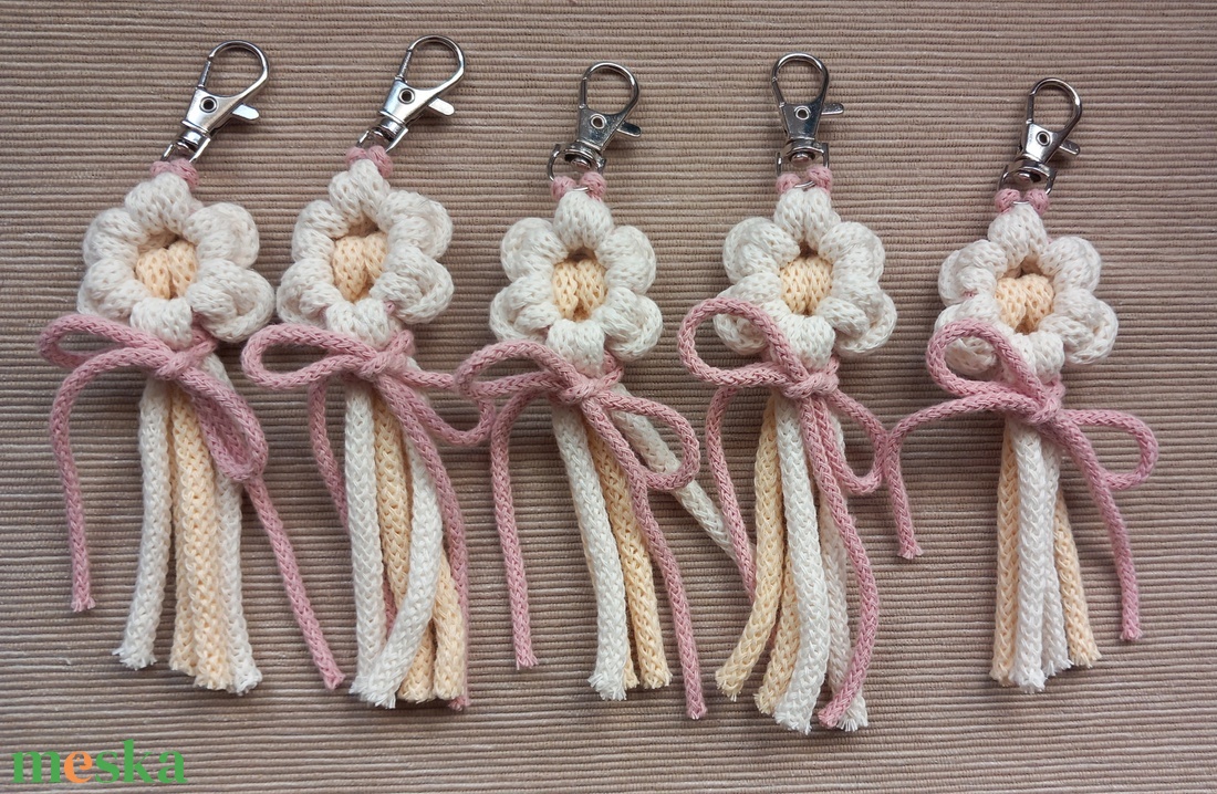 Virágos kulcstartó - táska & tok - kulcstartó & táskadísz - táskadísz - Meska.hu