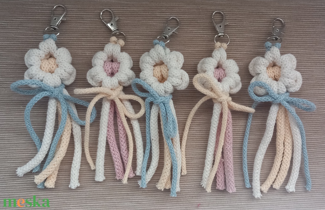 Virágos kulcstartó - táska & tok - kulcstartó & táskadísz - táskadísz - Meska.hu
