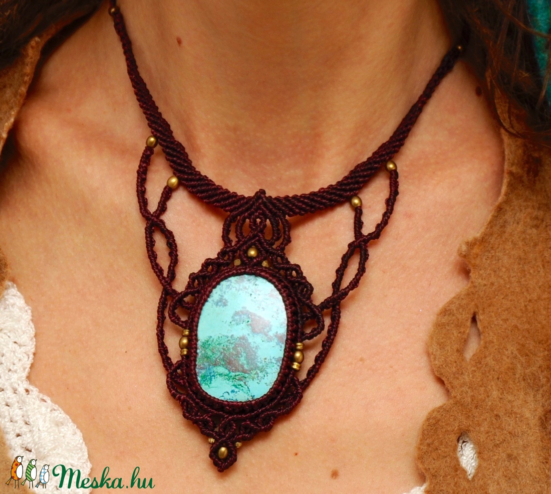 Azurit/ krizokolla köves makramé nyakék. Padlizsánlila leveles nyakék réz gyöngy diszitéssel. - ékszer - nyaklánc - medálos nyaklánc - Meska.hu