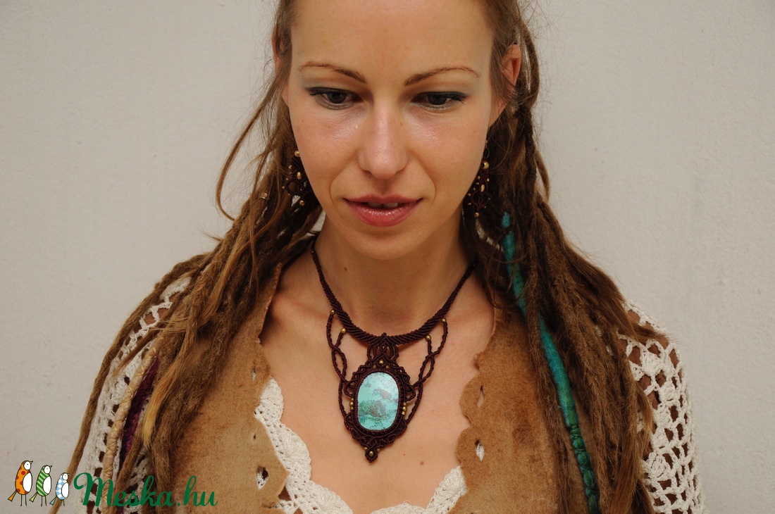 Azurit/ krizokolla köves makramé nyakék. Padlizsánlila leveles nyakék réz gyöngy diszitéssel. - ékszer - nyaklánc - medálos nyaklánc - Meska.hu