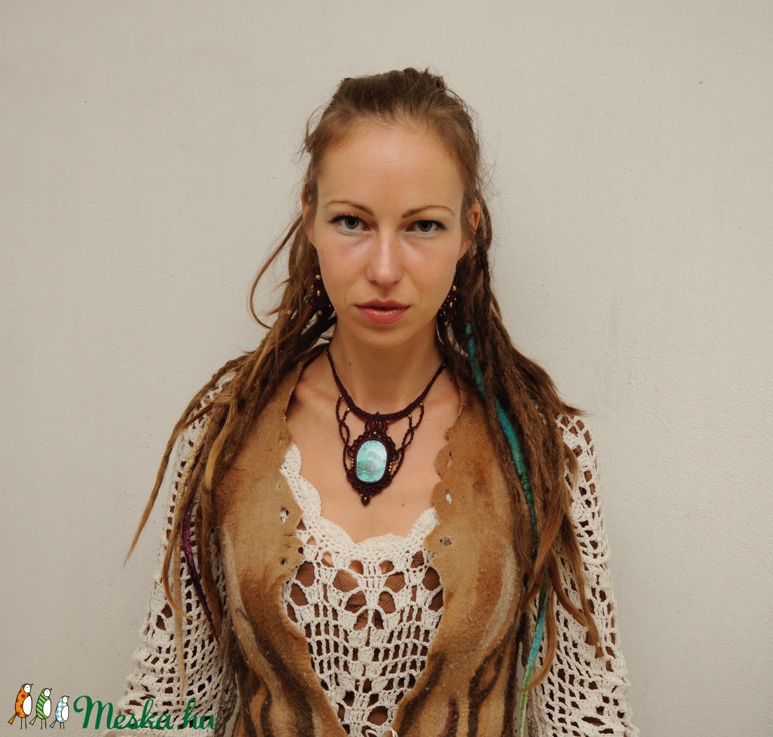 Azurit/ krizokolla köves makramé nyakék. Padlizsánlila leveles nyakék réz gyöngy diszitéssel. - ékszer - nyaklánc - medálos nyaklánc - Meska.hu