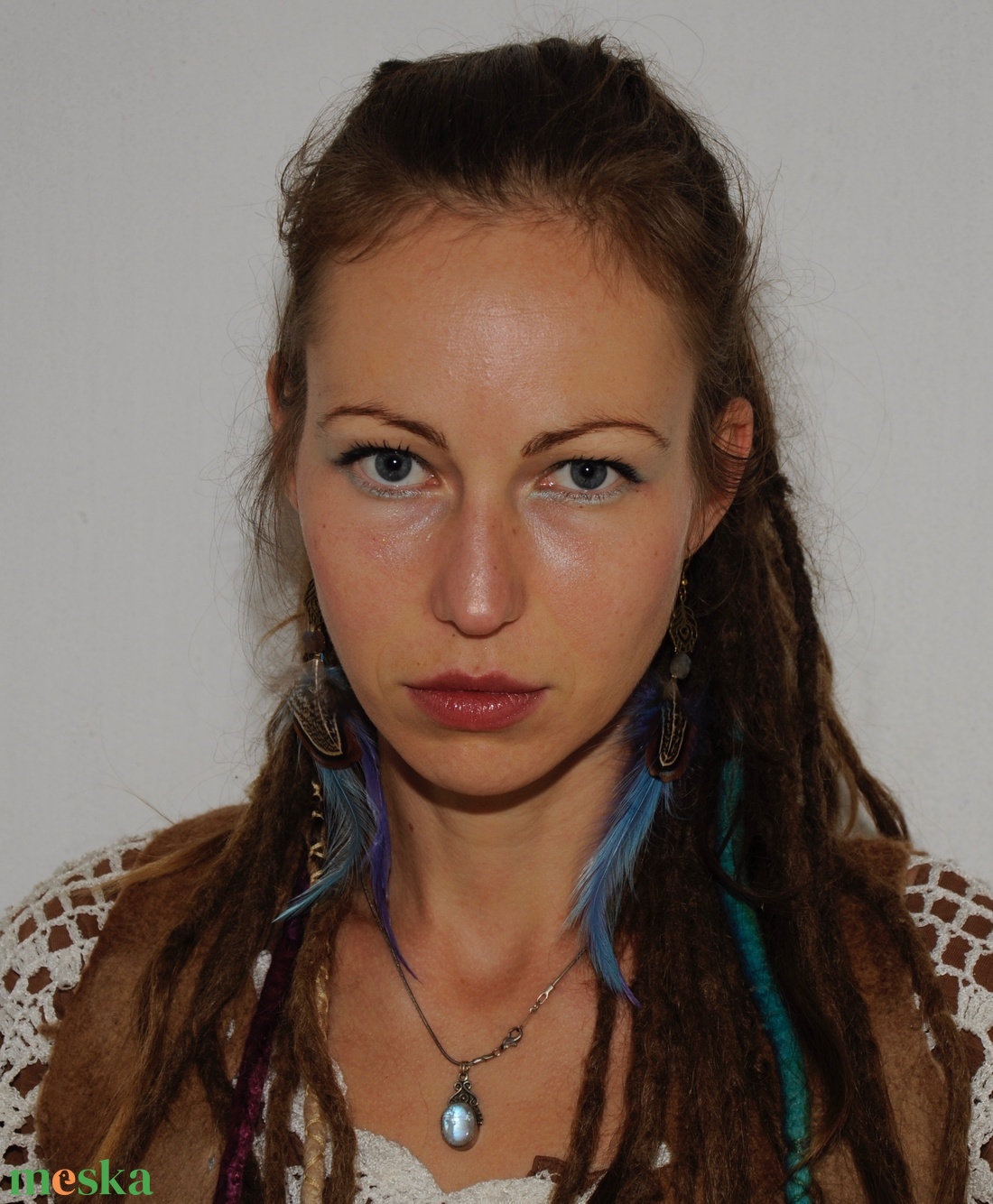 Kék-lila kakastollal és gyönyörű barna fácántollal. - ékszer - fülbevaló - csillár fülbevaló - Meska.hu