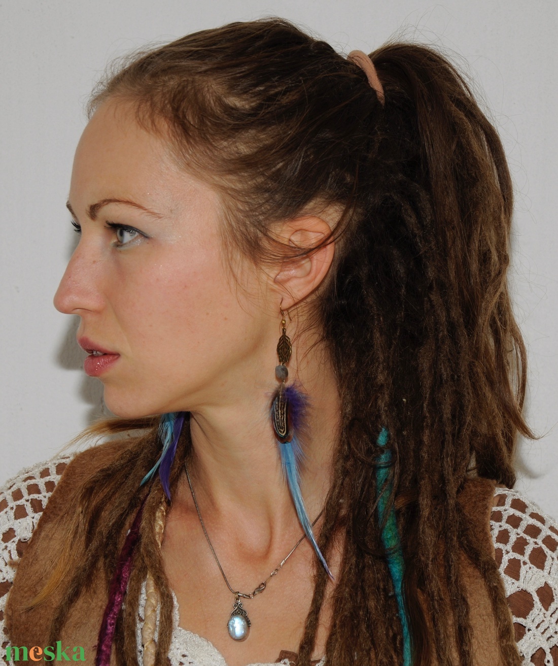 Kék-lila kakastollal és gyönyörű barna fácántollal. - ékszer - fülbevaló - csillár fülbevaló - Meska.hu