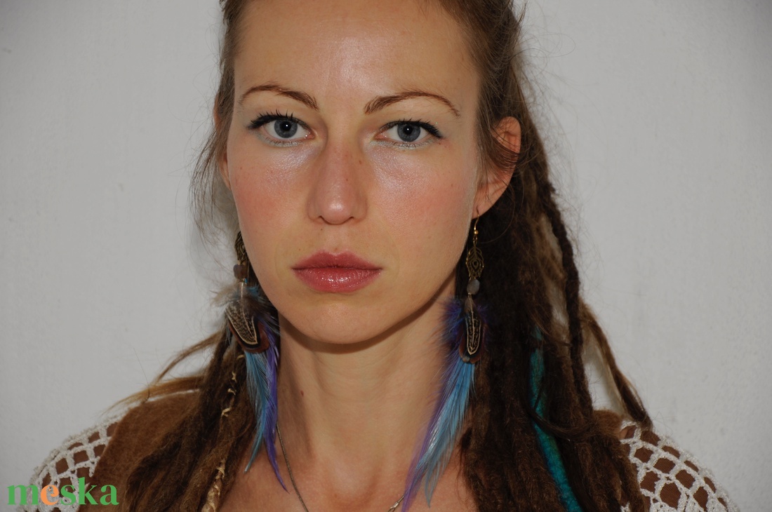 Kék-lila kakastollal és gyönyörű barna fácántollal. - ékszer - fülbevaló - csillár fülbevaló - Meska.hu