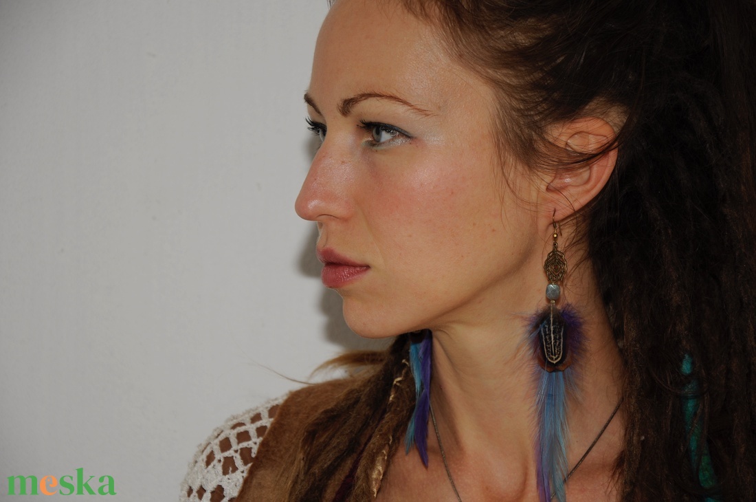 Kék-lila kakastollal és gyönyörű barna fácántollal. - ékszer - fülbevaló - csillár fülbevaló - Meska.hu