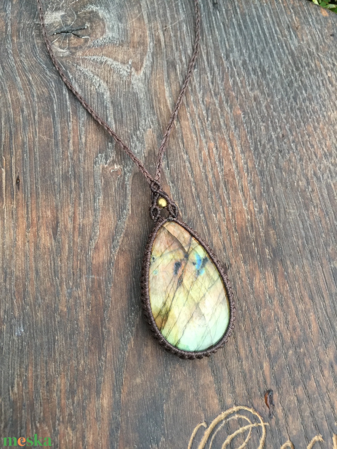 Labradorit köves  makramé nyaklánc réz gyöngyökkel. Kék fényü leveles labradorit nyakék. Egyedi tündérnyakék. - ékszer - nyaklánc - medál - Meska.hu