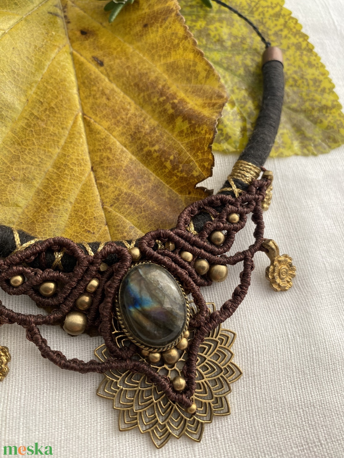 Labradorit köves makramé nyakék. Szivrvnz labradorit Tribal nyaklánc. Törzsi stilusú ásványékszer Bronz díszítéssel - ékszer - nyaklánc - medálos nyaklánc - Meska.hu