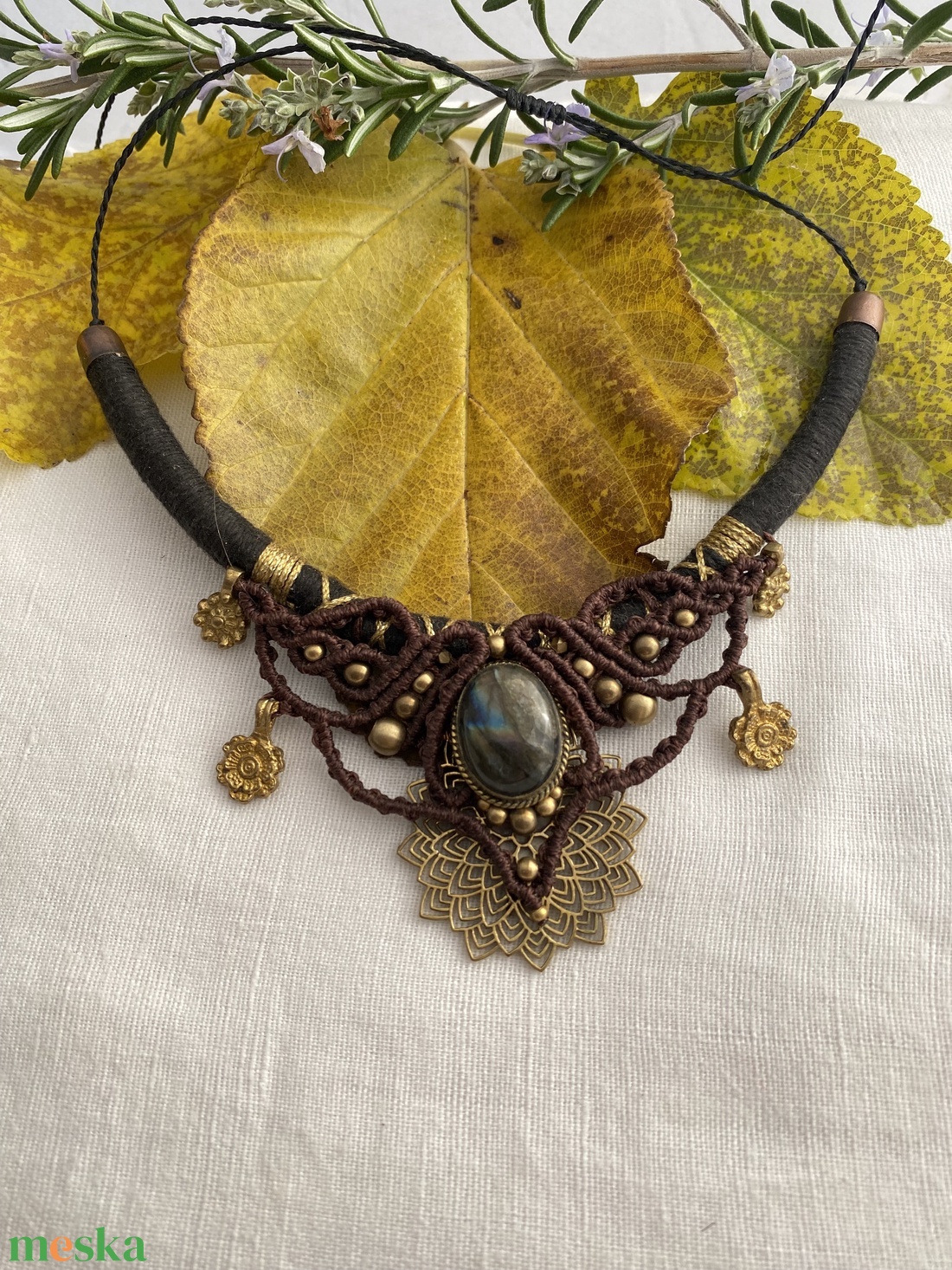 Labradorit köves makramé nyakék. Szivrvnz labradorit Tribal nyaklánc. Törzsi stilusú ásványékszer Bronz díszítéssel - ékszer - nyaklánc - medálos nyaklánc - Meska.hu