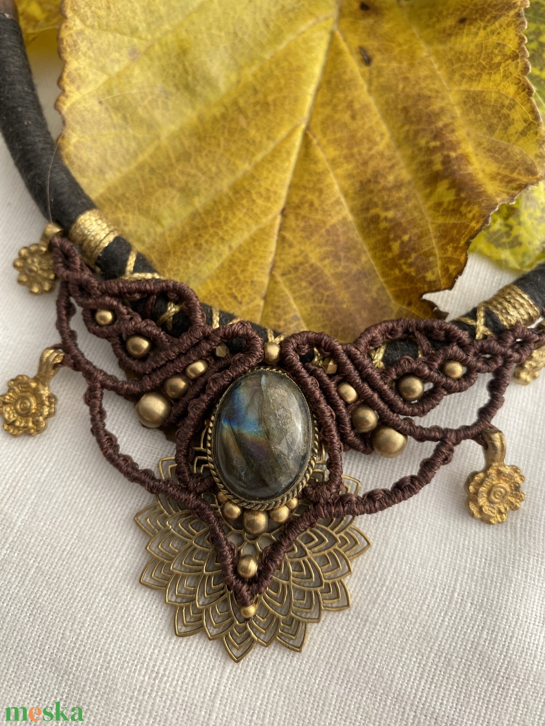 Labradorit köves makramé nyakék. Szivrvnz labradorit Tribal nyaklánc. Törzsi stilusú ásványékszer Bronz díszítéssel - ékszer - nyaklánc - medálos nyaklánc - Meska.hu