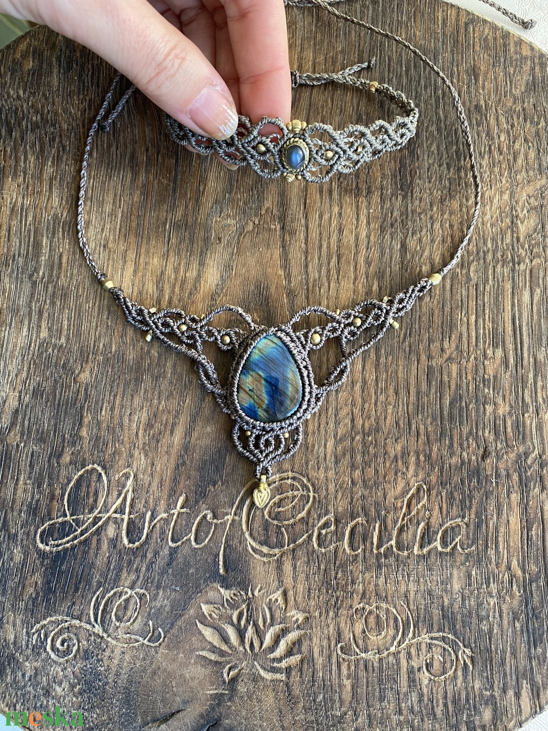 Spektrolit Labradorit makramé medál. Gyógyító kristály makramé medál eredeti holvkővel. Valódi hegyikristály medál - ékszer - nyaklánc - medálos nyaklánc - Meska.hu