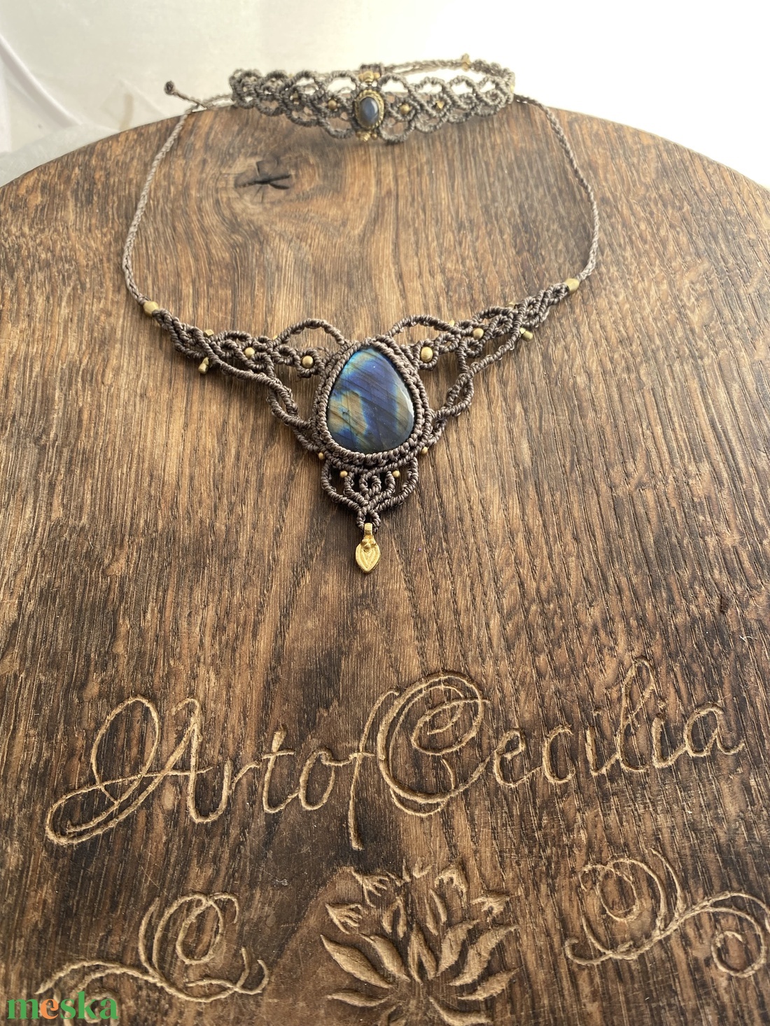 Spektrolit Labradorit makramé medál. Gyógyító kristály makramé medál eredeti holvkővel. Valódi hegyikristály medál - ékszer - nyaklánc - medálos nyaklánc - Meska.hu