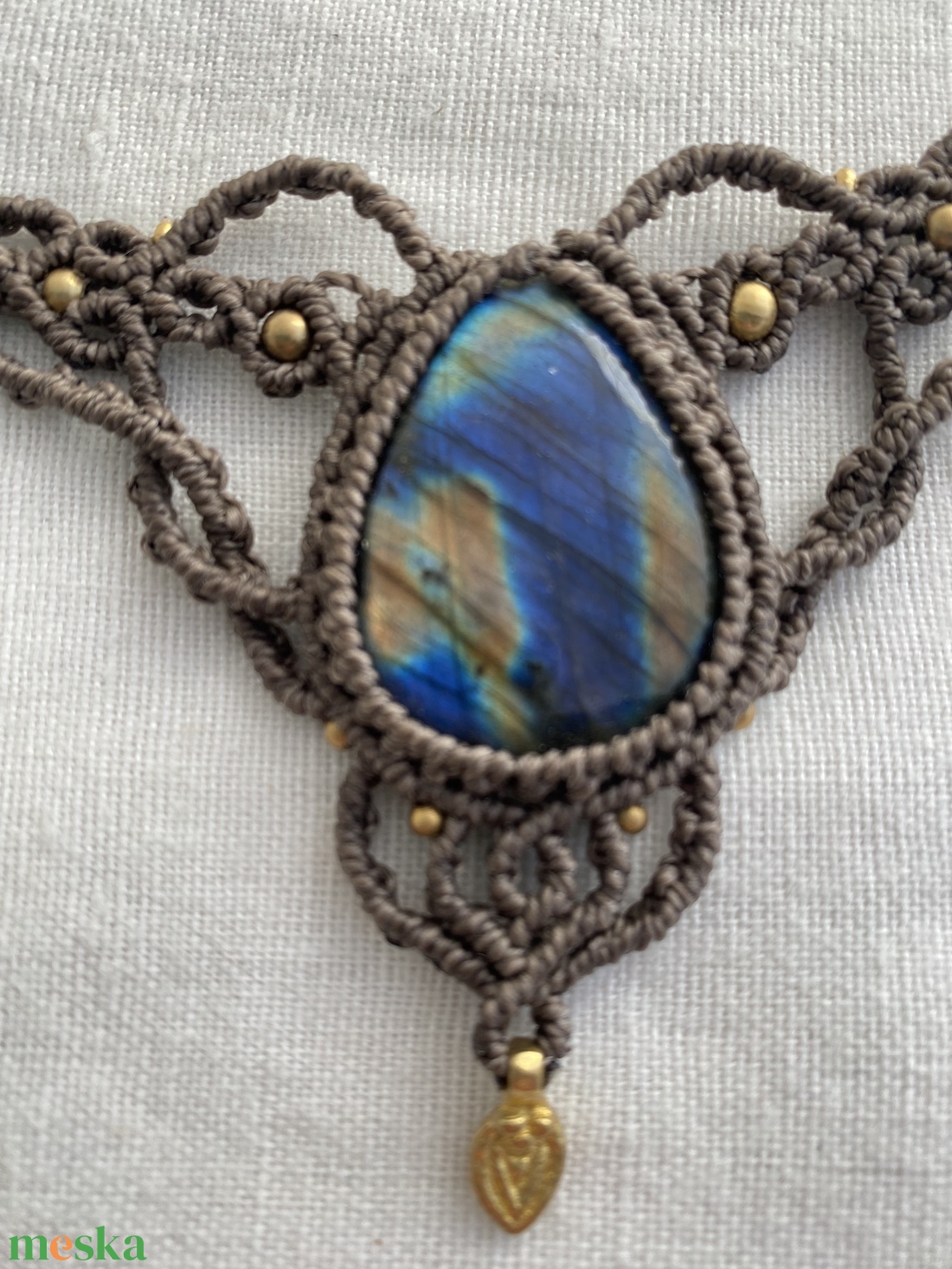 Spektrolit Labradorit makramé medál. Gyógyító kristály makramé medál eredeti holvkővel. Valódi hegyikristály medál - ékszer - nyaklánc - medálos nyaklánc - Meska.hu