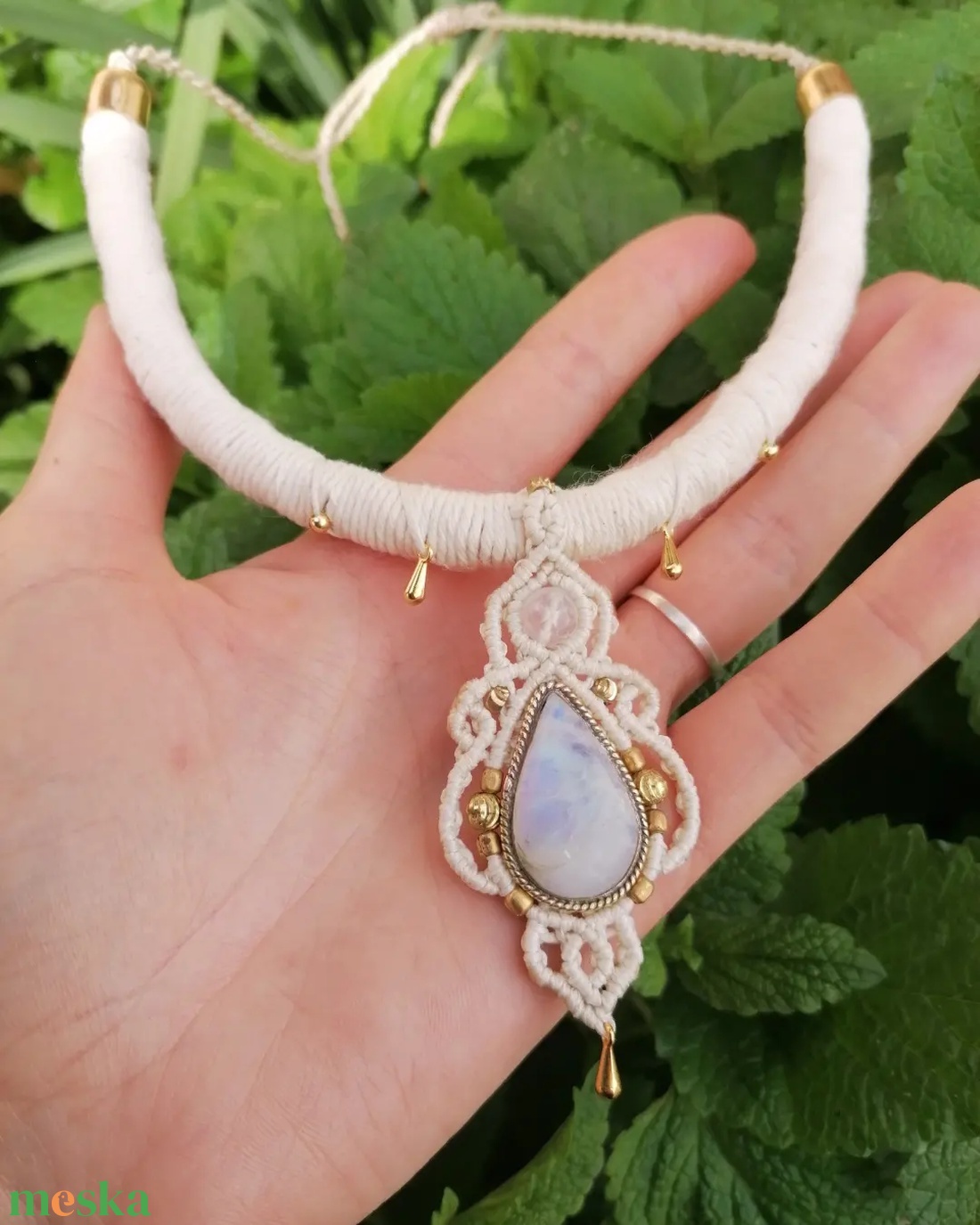 Szivárvány holdköves tündérnyakék. Türkiz makramé medál eredeti holdkővel. Valódi holdkő medál - ékszer - nyaklánc - nyakpánt, gallér - Meska.hu