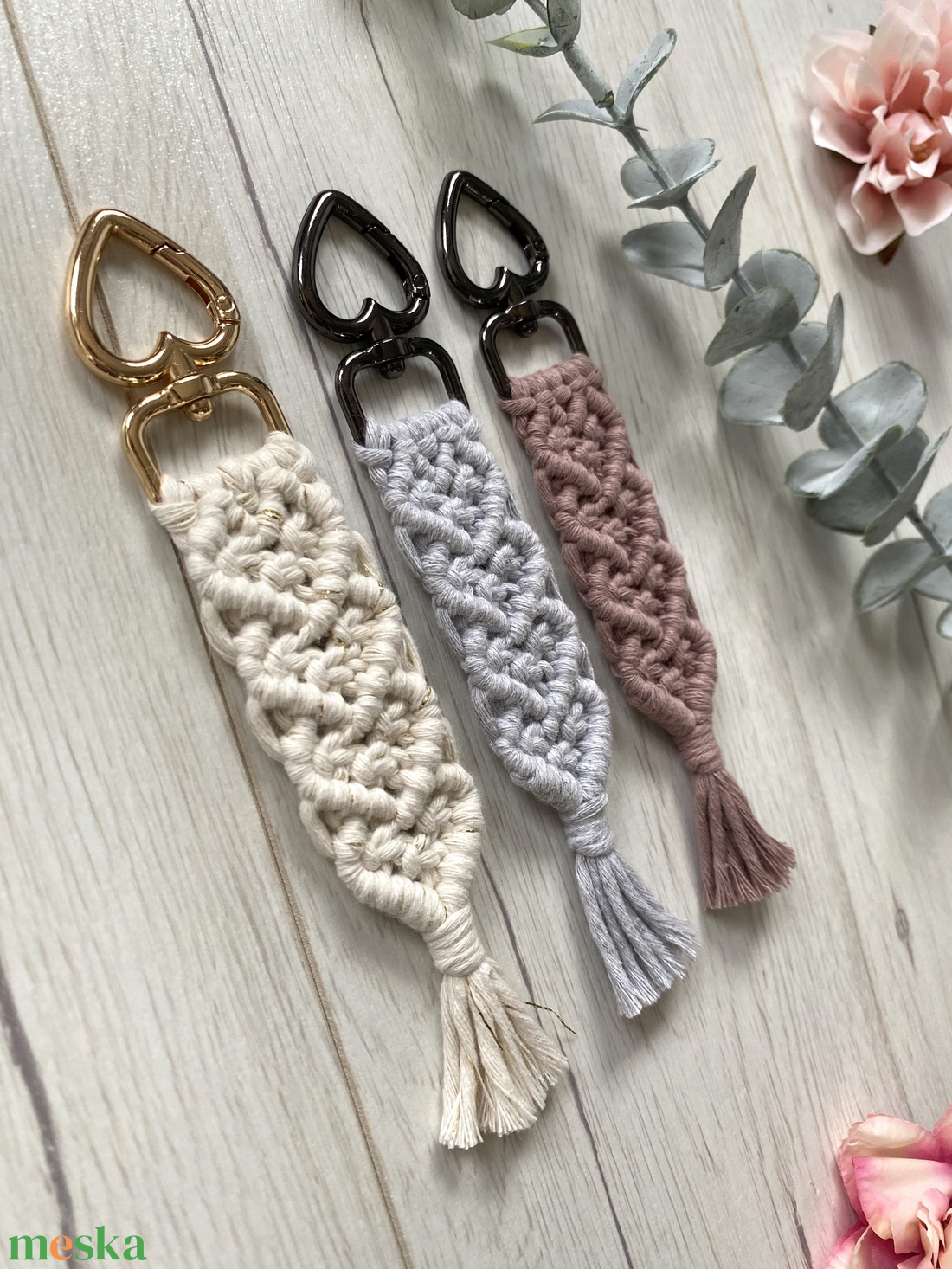 Makramé mini szívecskés' kulcstartó - táska & tok - kulcstartó & táskadísz - kulcstartó - Meska.hu Makramé mini szívecskés' kulcstartó - táska & tok - kulcstartó & táskadísz - kulcstartó - Meska.hu