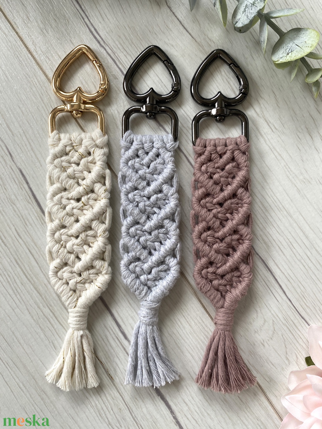 Makramé mini szívecskés' kulcstartó - táska & tok - kulcstartó & táskadísz - kulcstartó - Meska.hu Makramé mini szívecskés' kulcstartó - táska & tok - kulcstartó & táskadísz - kulcstartó - Meska.hu