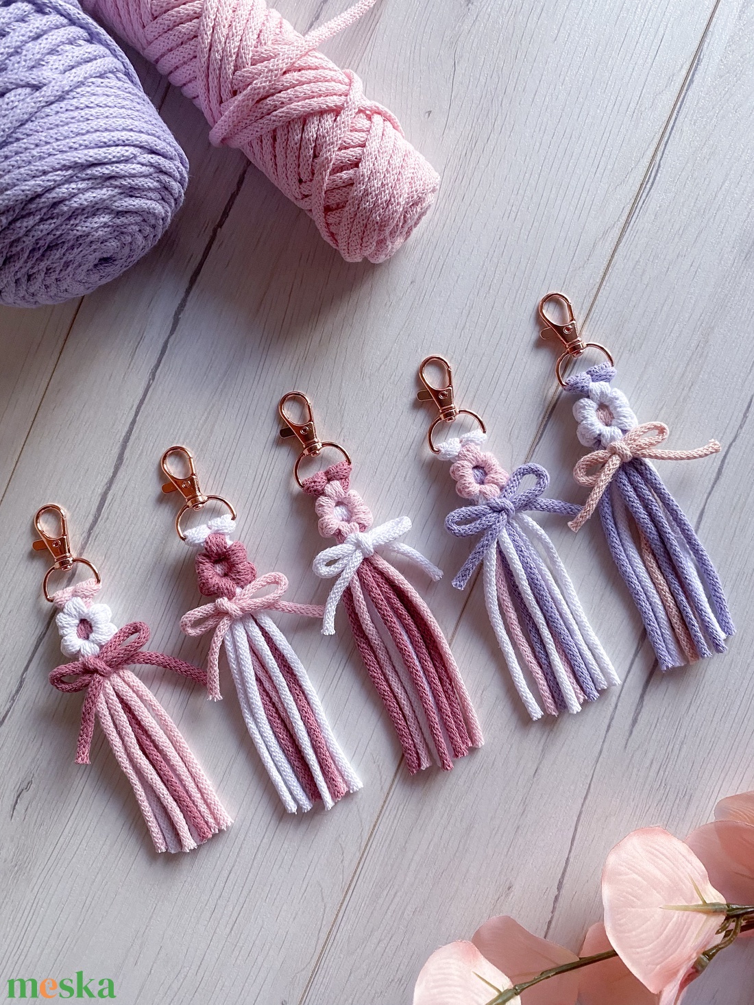 Makramé virágos-masnis kulcstartó � 1 virágos - táska & tok - kulcstartó & táskadísz - kulcstartó - Meska.hu