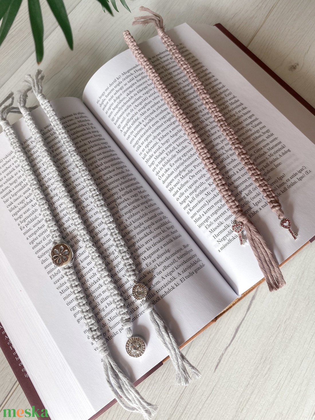 Makramé vékony könyvjelző - könyv & zene - könyvjelző - Meska.hu
