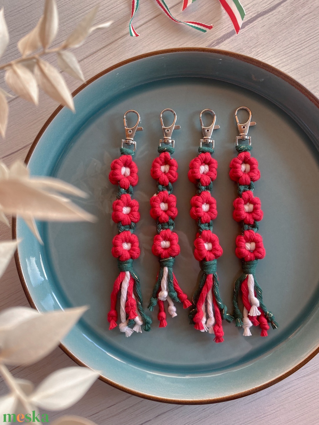 Makramé nemzeti színű virágos kulcstartó - 3 virággal - táska & tok - kulcstartó & táskadísz - kulcstartó - Meska.hu