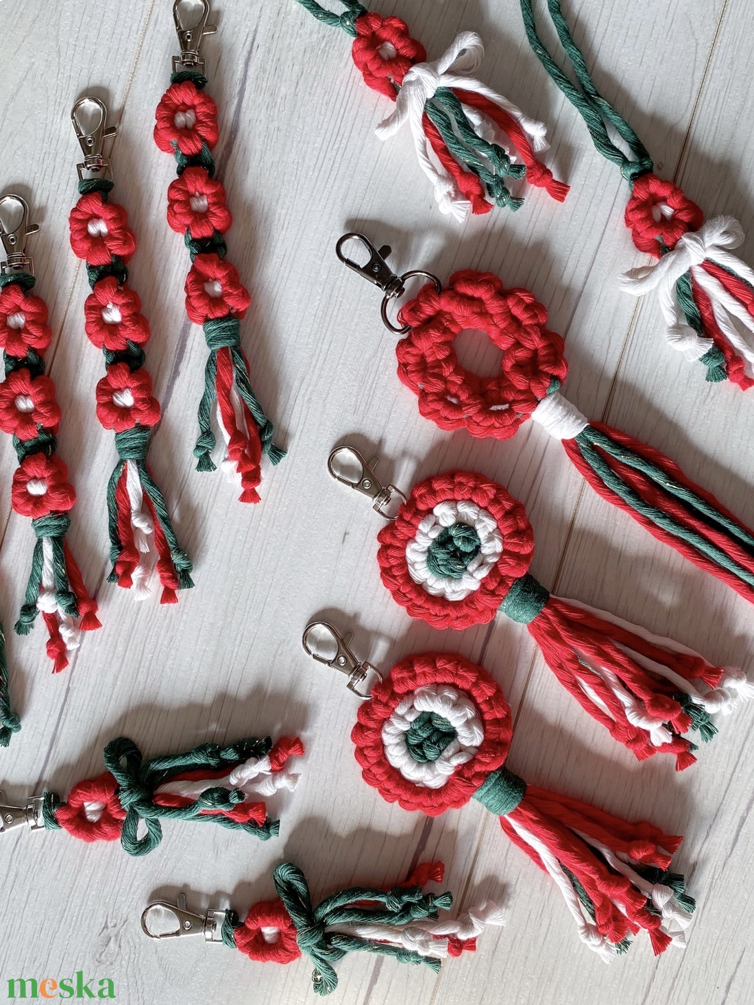Makramé nemzeti színű kulcstartó/táskadísz - táska & tok - kulcstartó & táskadísz - kulcstartó - Meska.hu