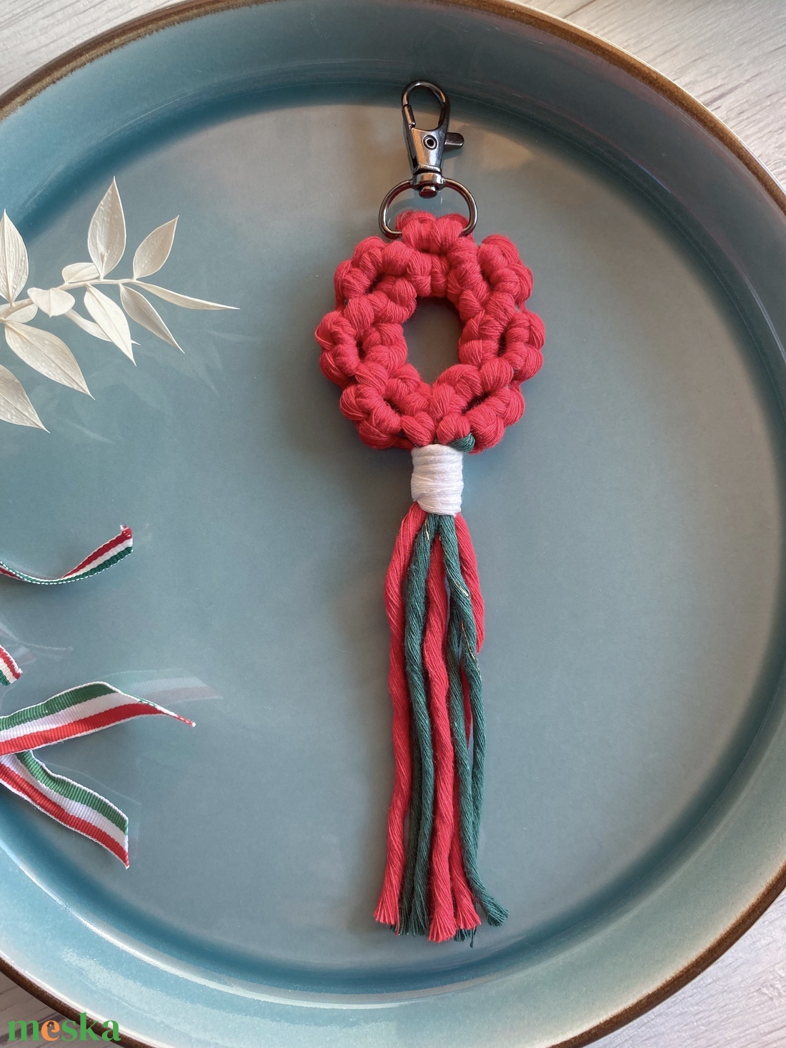 Makramé nemzeti színű kulcstartó/táskadísz - táska & tok - kulcstartó & táskadísz - kulcstartó - Meska.hu