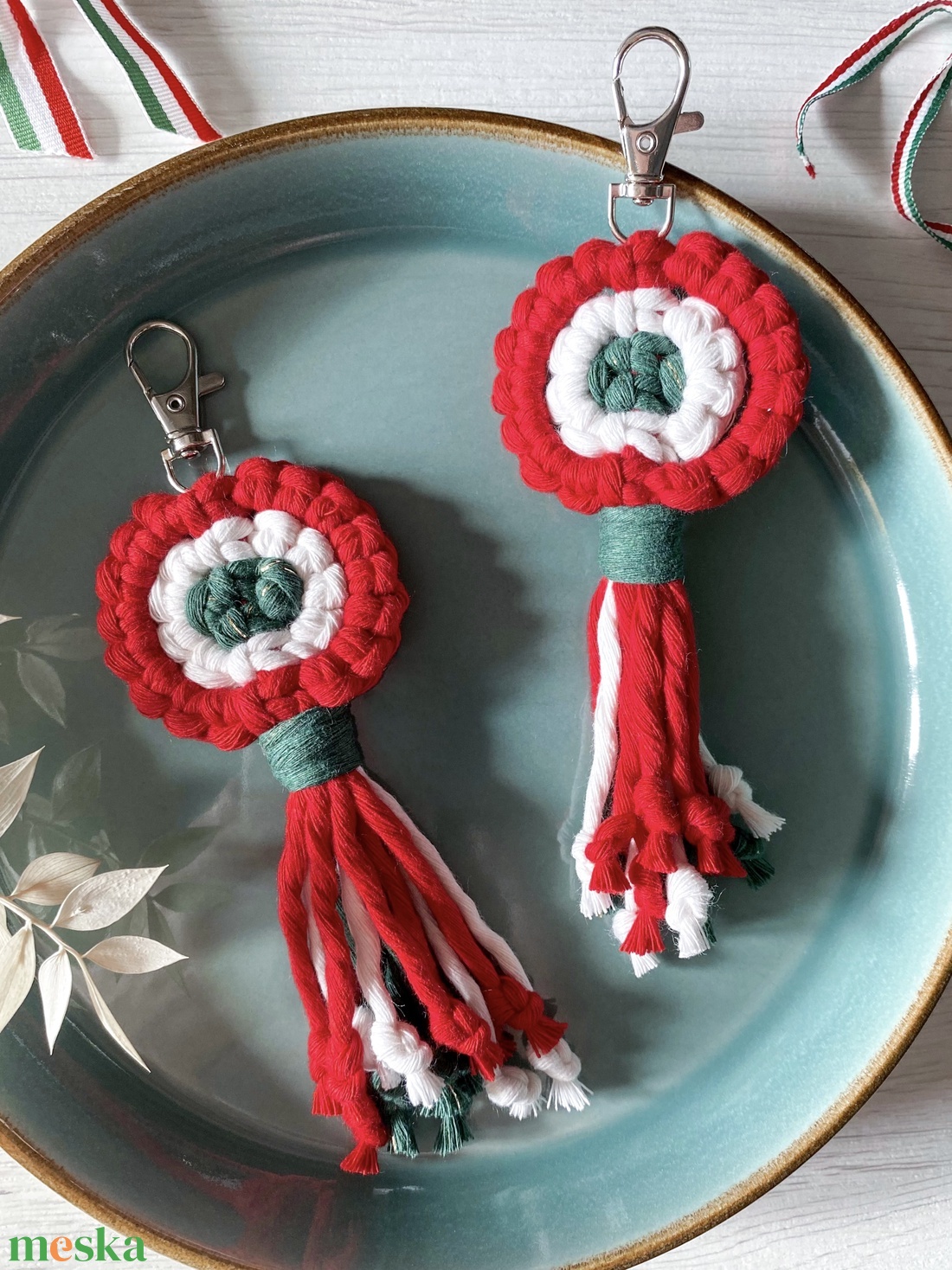 Makramé nemzeti színű kulcstartó/táskadísz - táska & tok - kulcstartó & táskadísz - kulcstartó - Meska.hu