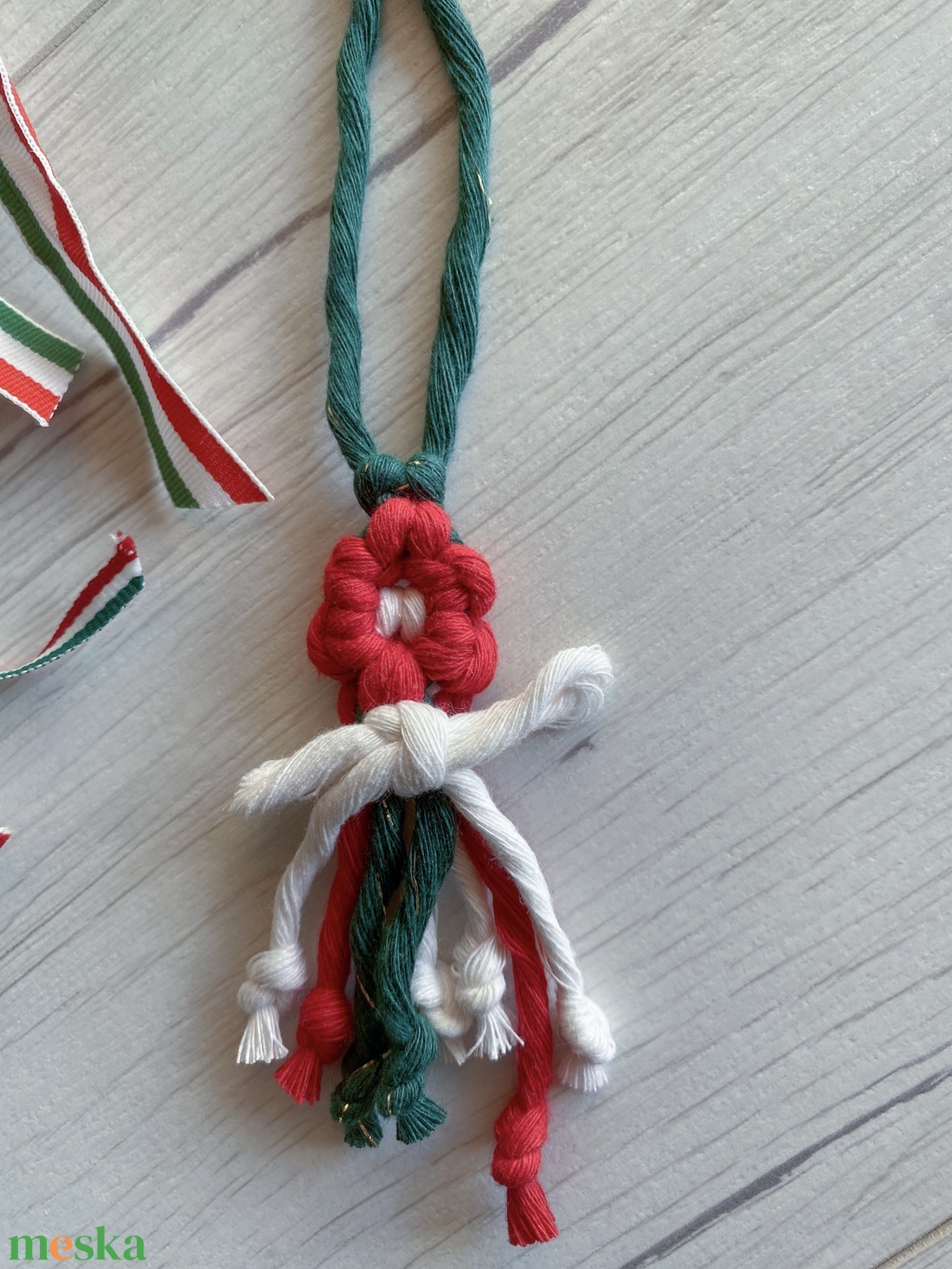 Makramé nemzeti színű virágos kulcstartó/táskadísz - 1 virággal - táska & tok - kulcstartó & táskadísz - kulcstartó - Meska.hu