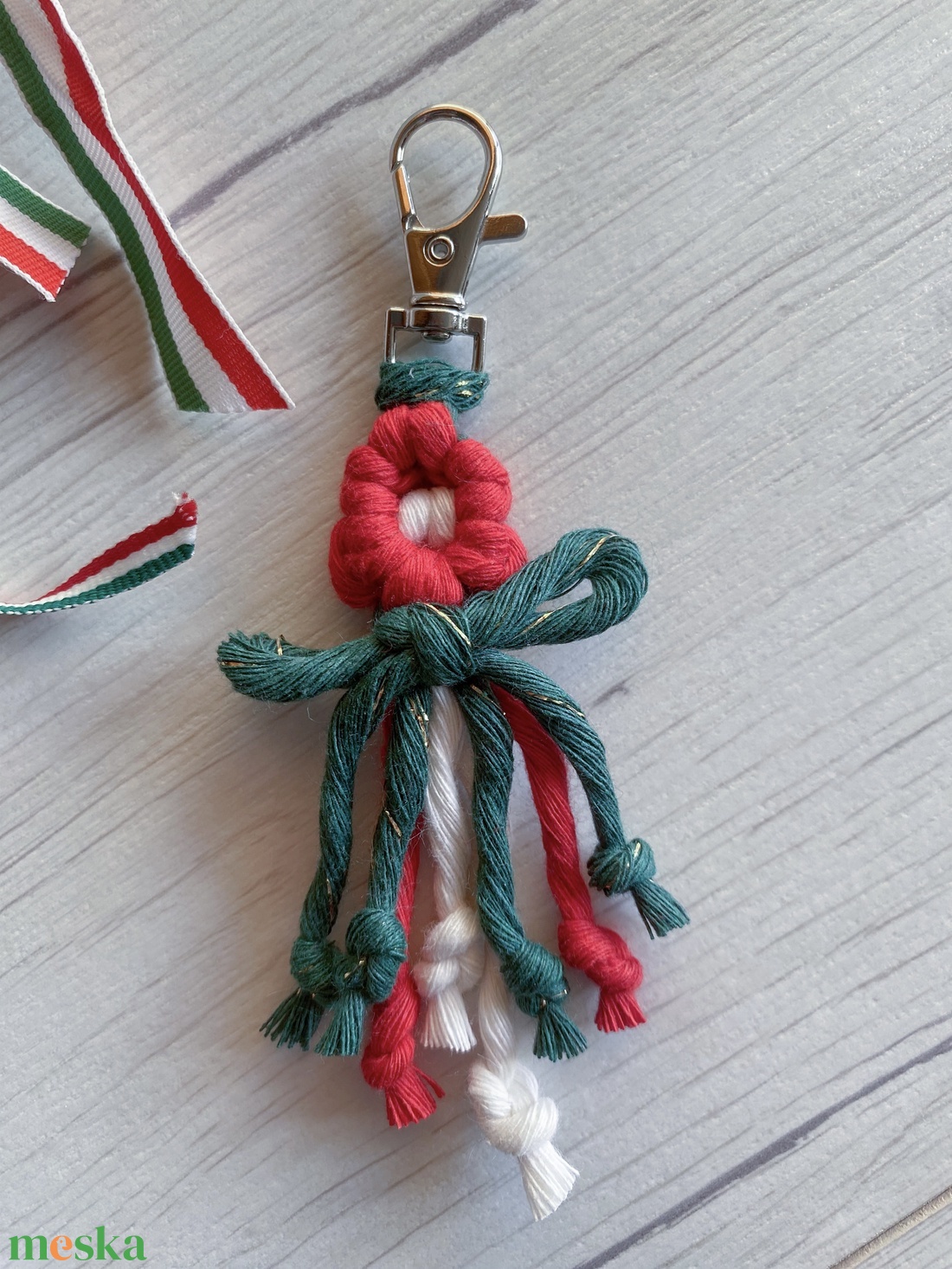 Makramé nemzeti színű virágos kulcstartó/táskadísz - 1 virággal - táska & tok - kulcstartó & táskadísz - kulcstartó - Meska.hu
