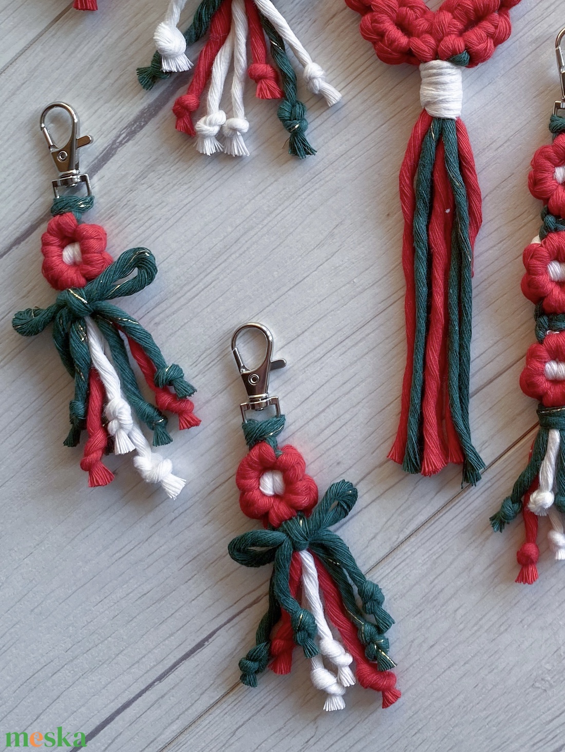 Makramé nemzeti színű virágos kulcstartó/táskadísz - 1 virággal - táska & tok - kulcstartó & táskadísz - kulcstartó - Meska.hu