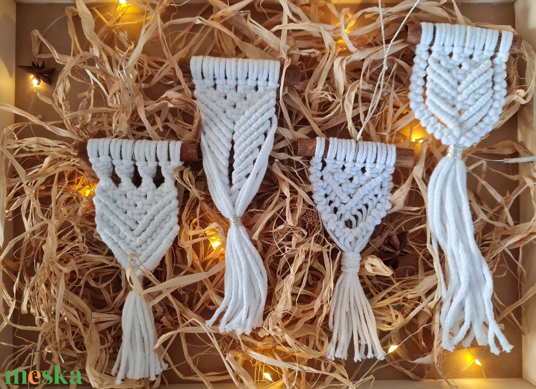 Makramé fahéjas karácsonyfa díszek - karácsony - karácsonyi lakásdekoráció - karácsonyfadíszek - Meska.hu