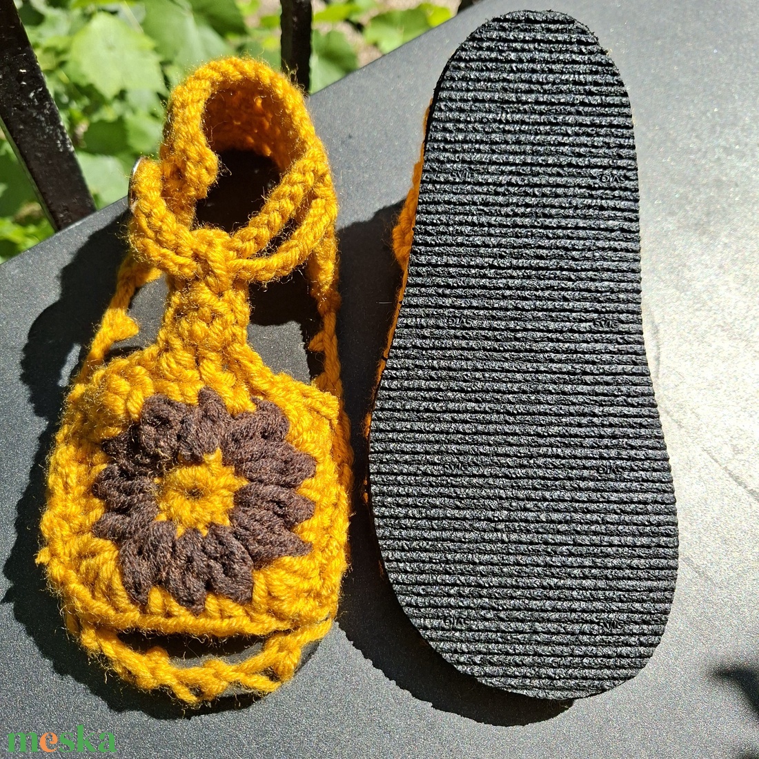 Horgolt barefoot szandál épített talppal, virág mintával - ruha & divat - cipő & papucs - cipő, szandál - Meska.hu