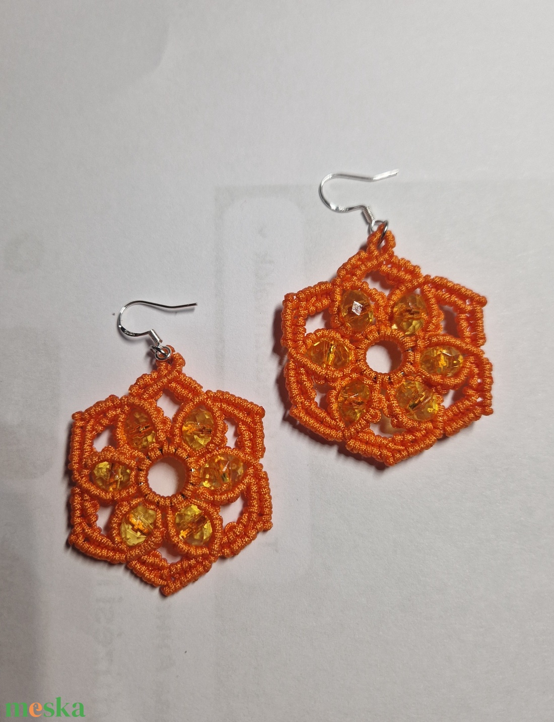 Vidám narancs makramé fülbevaló  - ékszer - fülbevaló - lógós kerek fülbevaló - Meska.hu