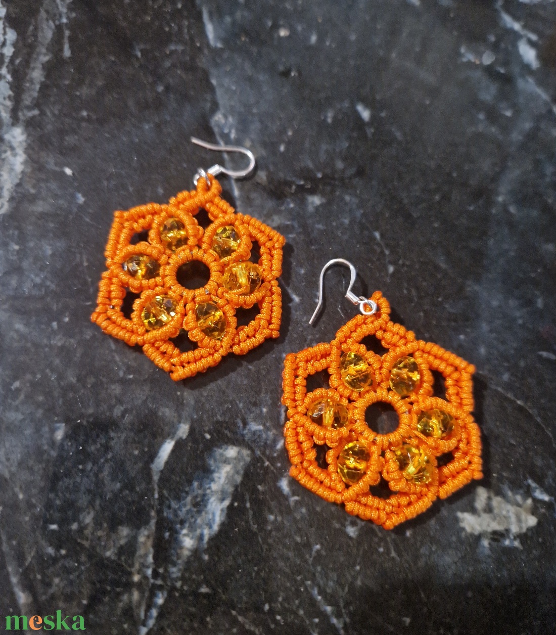 Vidám narancs makramé fülbevaló  - ékszer - fülbevaló - lógós kerek fülbevaló - Meska.hu