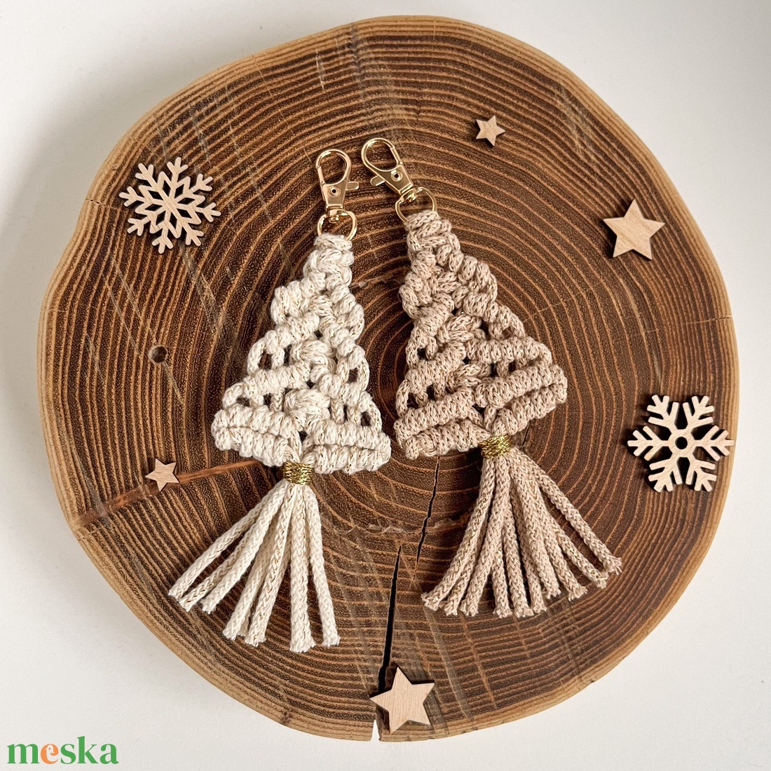 Csillogó makramé fenyőfa kulcstartó, natúr vagy bézs színben, arany színű kapoccsal - táska & tok - kulcstartó & táskadísz - kulcstartó - Meska.hu