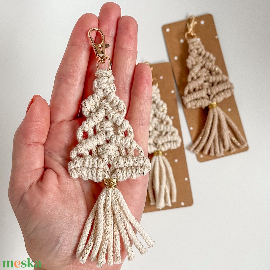 Csillogó makramé fenyőfa kulcstartó, natúr vagy bézs színben, arany színű kapoccsal - táska & tok - kulcstartó & táskadísz - kulcstartó - Meska.hu