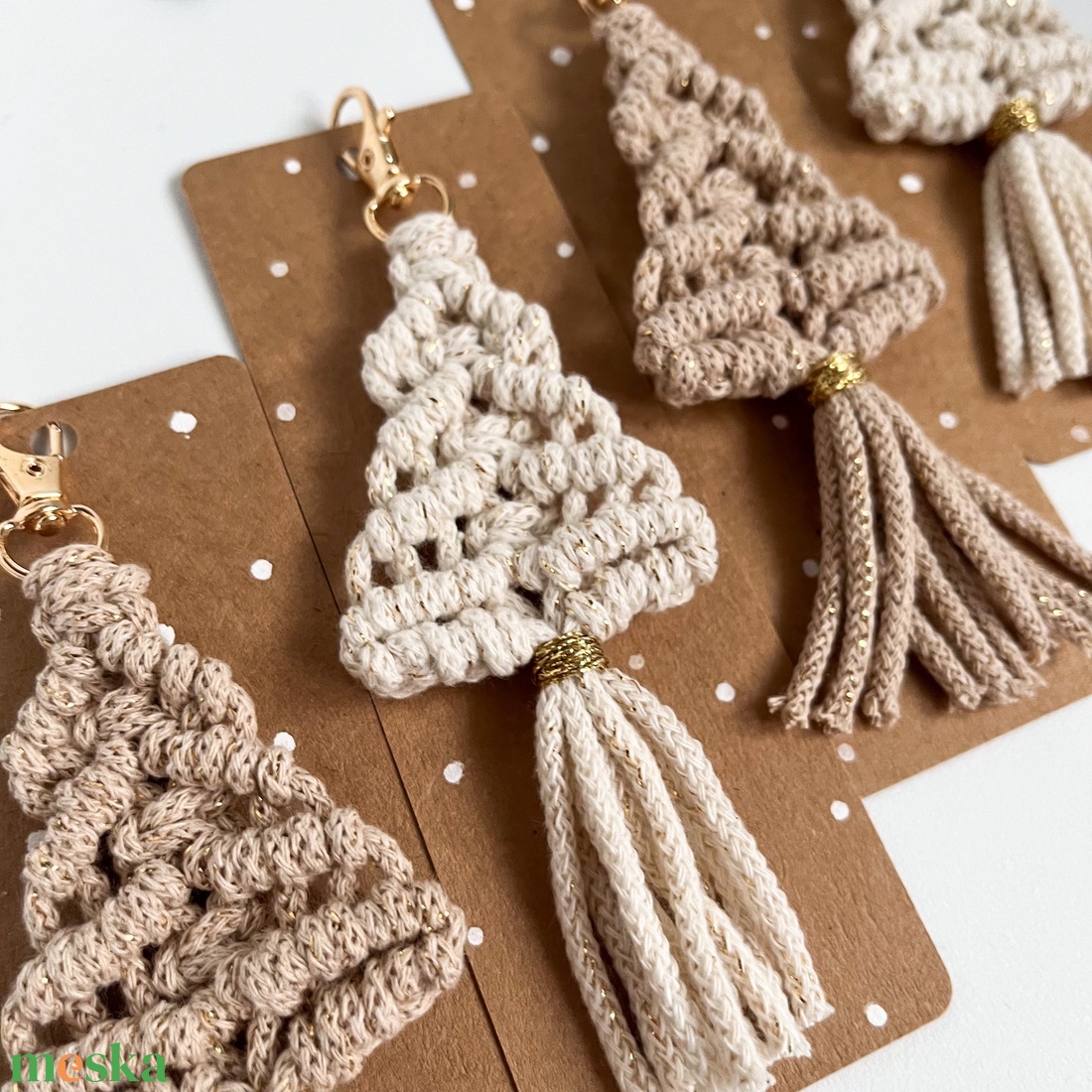 Névre szóló csillogó fenyőfa kulcstartó, egyedi feliratos bézs-arany színű makramé kulcstartó karácsonyi ajándék - táska & tok - kulcstartó & táskadísz - kulcstartó - Meska.hu