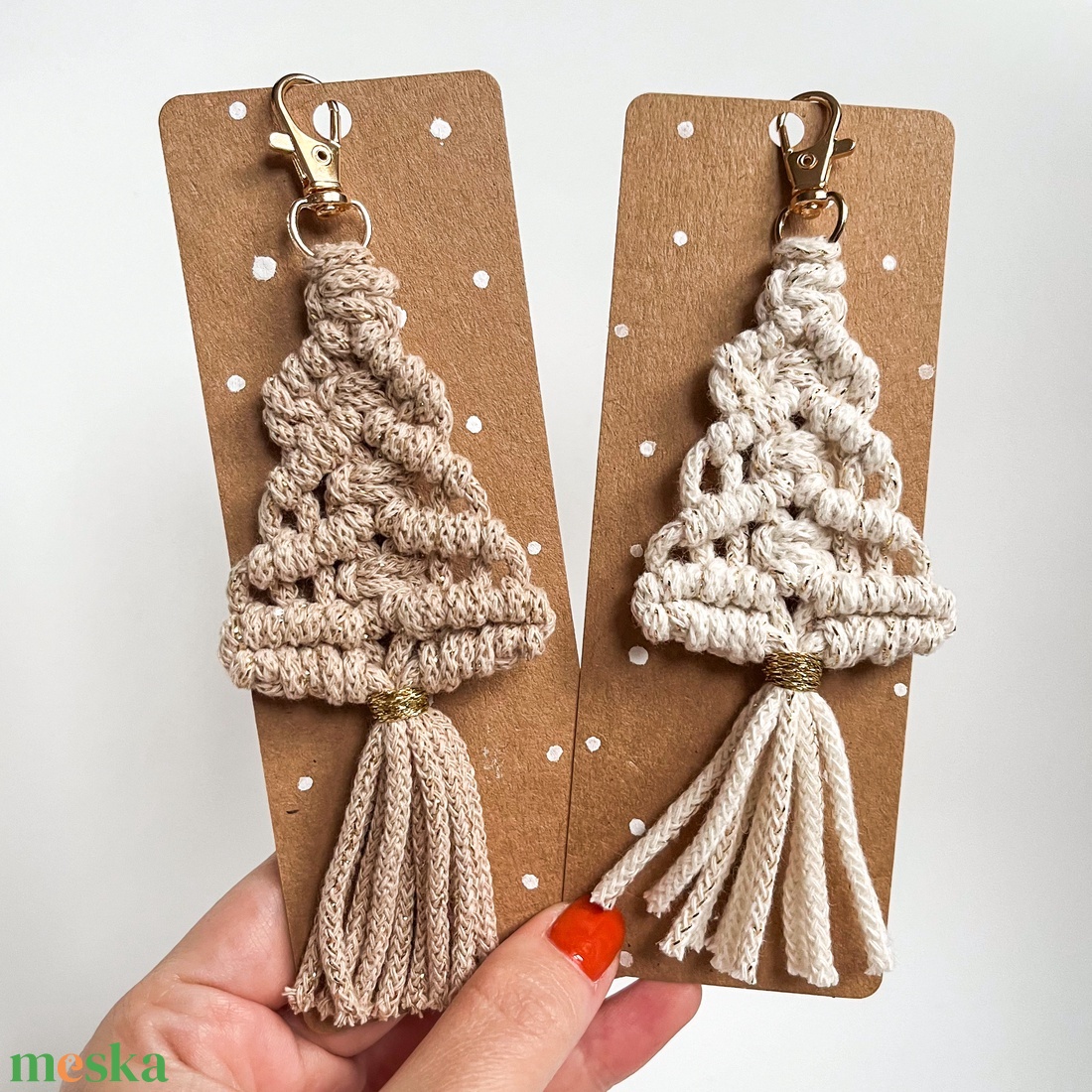 Csillogó makramé fenyőfa kulcstartó, natúr vagy bézs színben, arany színű kapoccsal - táska & tok - kulcstartó & táskadísz - kulcstartó - Meska.hu