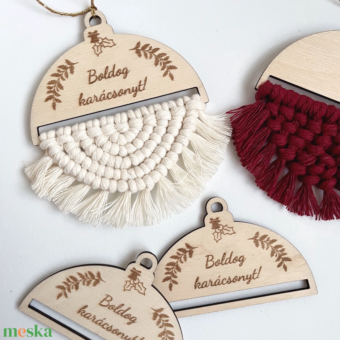 Feliratos makramé karácsonyfadísz, Boldog karácsonyt felirattal, választható sima vagy csillogó fonallal - karácsony - karácsonyi lakásdekoráció - karácsonyfadíszek - Meska.hu
