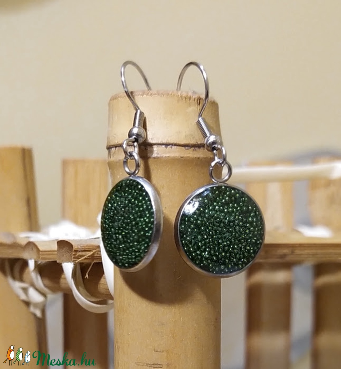 Zöld műgyanta fülbevaló, rozsdamentes acél alapban - ékszer - fülbevaló - lógó fülbevaló - Meska.hu